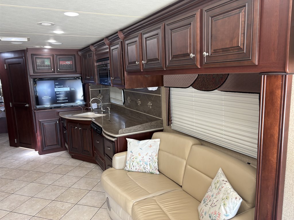2011 Freightliner Xc Raised Rail Rear Engine Motor Home Chassis - $89,000